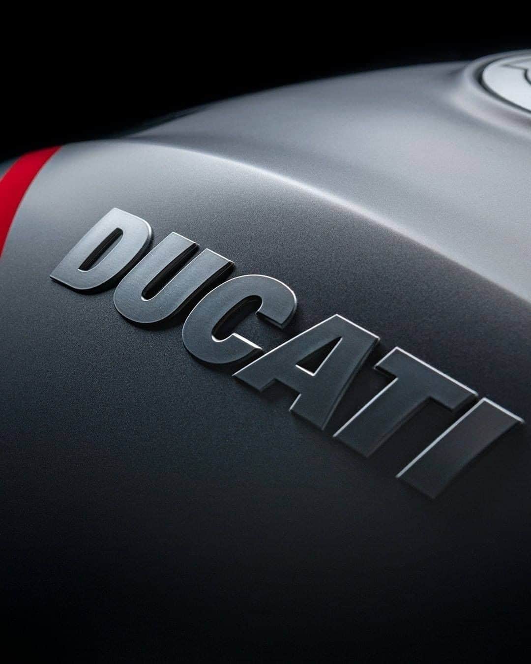 Ducati Japanさんのインスタグラム写真 - (Ducati JapanInstagram)「大胆さは、新しい限界を超えていくことを恐れない。それがXディアベル・ブラックスター。  #ドゥカティいいじゃん #Xディアベル #ThePowerOfOppsites #DWP2021」11月12日 8時00分 - ducatijapan