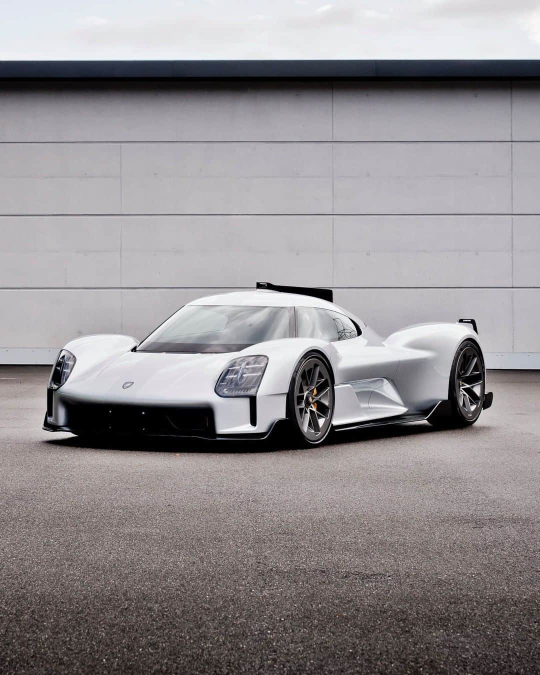 Porscheさんのインスタグラム写真 - (PorscheInstagram)「This week, we've been teasing exclusive glimpses of unreleased concept cars from the Porsche Design Studio, and now we're lifting the veil completely on the 919 Street, Vision Spyder and Vision "Renndienst". These previously unpublished designs offer a truly unique insight into the creative process, from first drawings to the final product. Want to see more? #PorscheUnseen」11月12日 8時01分 - porsche