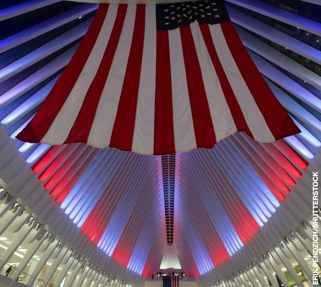 ABC Newsさんのインスタグラム写真 - (ABC NewsInstagram)「The Oculus of the World Trade Center in New York City lit up in red, white and blue in observance of Veterans Day. #VeteransDay」11月12日 8時01分 - abcnews