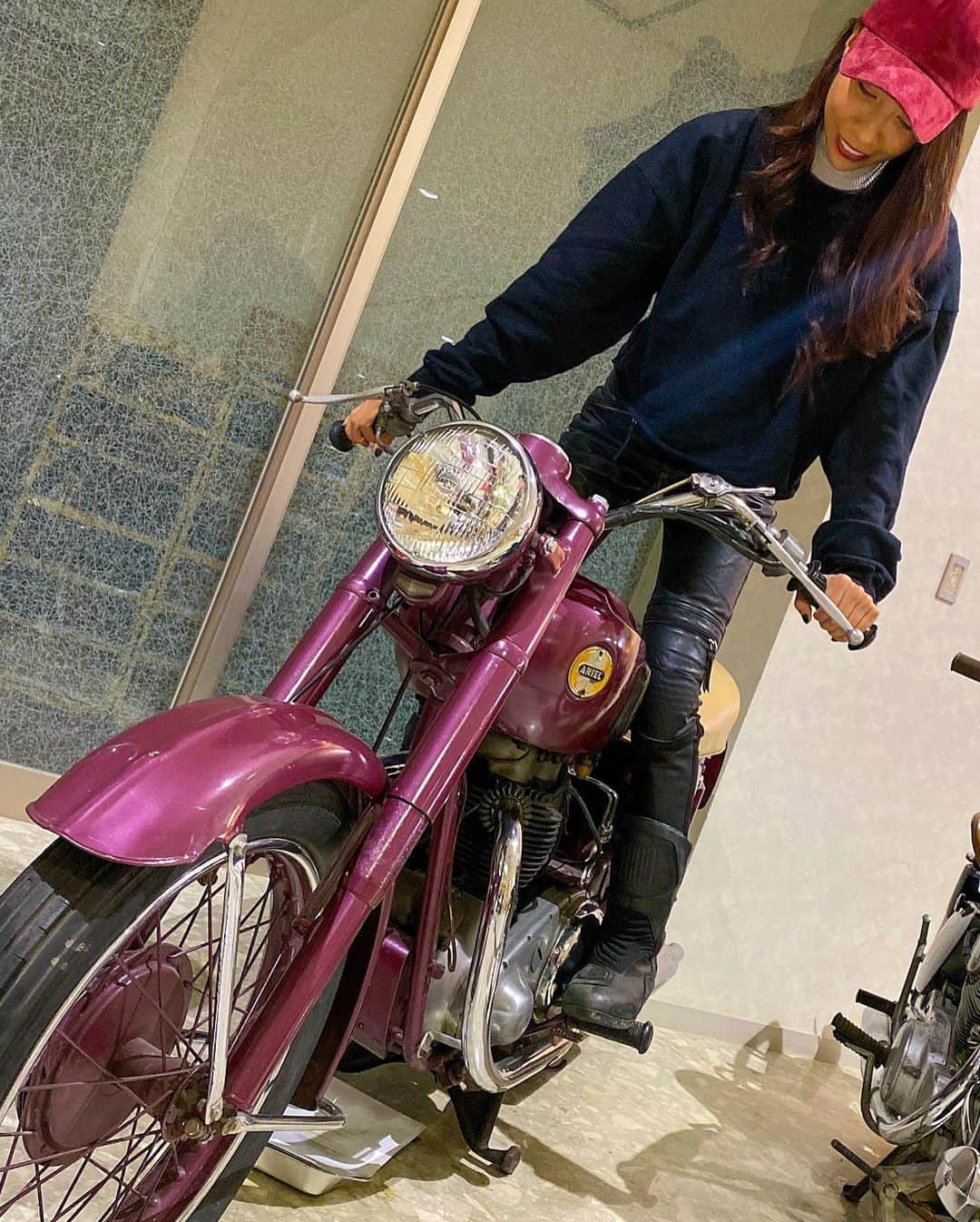 CAMIRAさんのインスタグラム写真 - (CAMIRAInstagram)「1枚目はアリエルハントマスター🔥 古いバイクや車、レアすぎる車両がたくさんありました😳1階〜3階まであって約500台の自動車が展示されてるそうです🤤また行きたいなあ😌😌  #日本自動車博物館#アリエルハントマスター#バイク女子#バイクが好き#バイク好きな人と繋がりたい#バイクのある生活」11月12日 8時03分 - camila.528