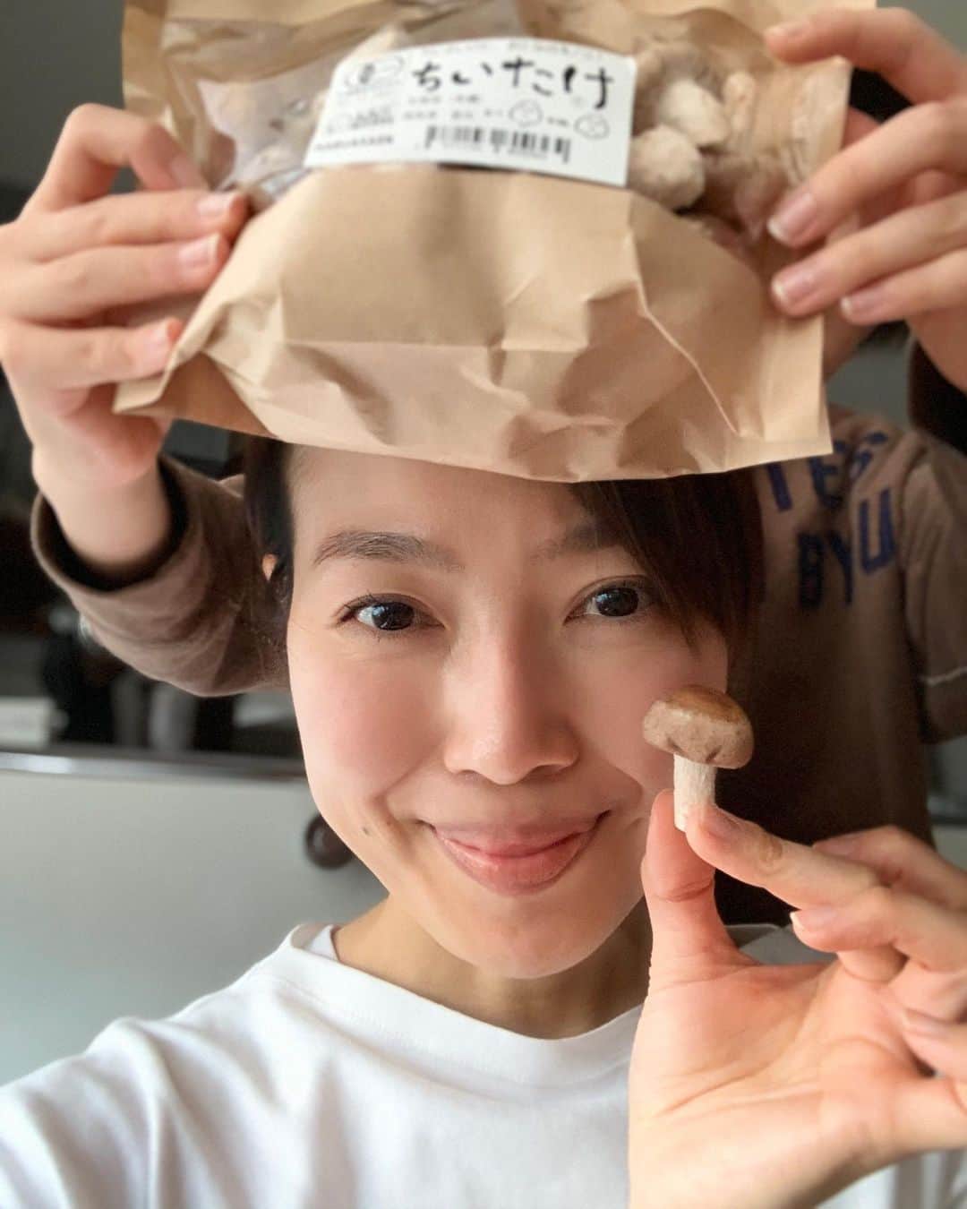 のインスタグラム：「昔から応援していた、「ちいさいけど、おとなのキノコ❗️」が売り言葉の、徳島の#丸浅苑 の#ちいたけ 🍄 ・ 炒めると指の第一関節くらいの大きさになるのがとにかくかわいくて、食べるとコリコリ、止まらない美味しさ😍 ・ 数々の星付きレストラン御用達になったと聞いていたけれど、 久しぶりに農家の方とFBでお話したのをきっかけにお送りいただいたら、今度は有機JASマークまで付けてもらって…🤣‼️ ・ 近所の幼かった坊やが、すっかり成長して偉くなった姿でも見る気持ちかなぁ…😂 ・ テーブルに置いて撮っても、うーん🙄 この小ささ、どうやったら伝わるかなぁ❓と息子といろいろ試していたら、 それ❗️キミの鼻👃が一番近い❗️笑 ・ サイト内にきちんとネットショップもできていました👍 ヘルシー志向の方への贈り物にも良いなぁ🎁✨ ・ 近日中に、私の薬膳スパイスカレーに、新しく骨付きチキンときのこのカレー🍛が仲間入りするので、私はこちらとセットでお贈りしようと画策中です😉 ・ ・ #粮理家 #ウェルネスフードスタイリスト #松見早枝子」