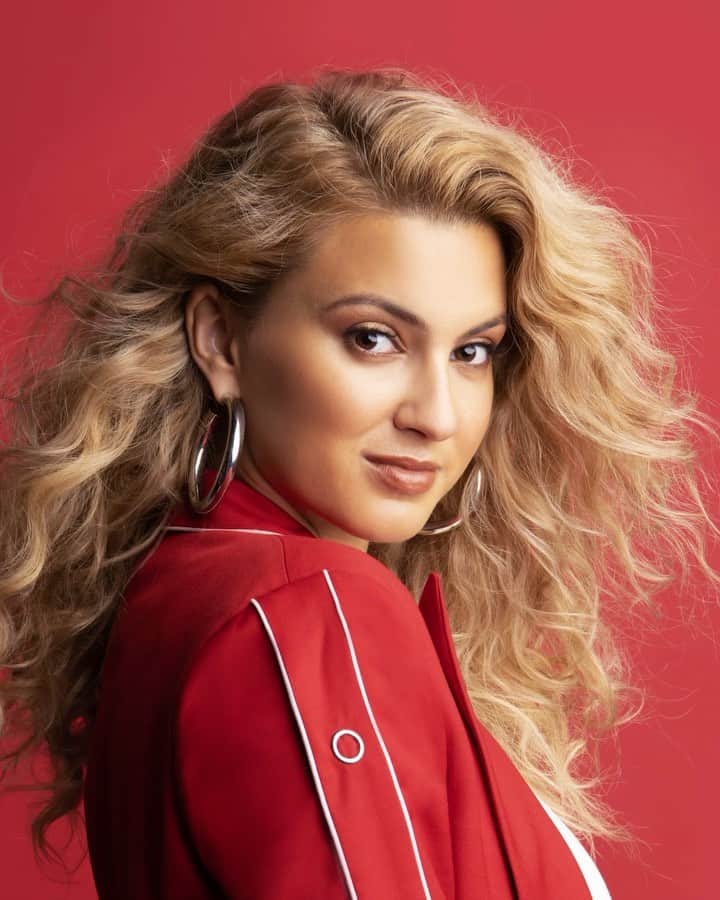 トーライ・ケリーのインスタグラム：「bringing #atkchristmas to the 94th annual #macysparade from the @lifetimetv float 🎄💫tune in on thanksgiving! @macys」