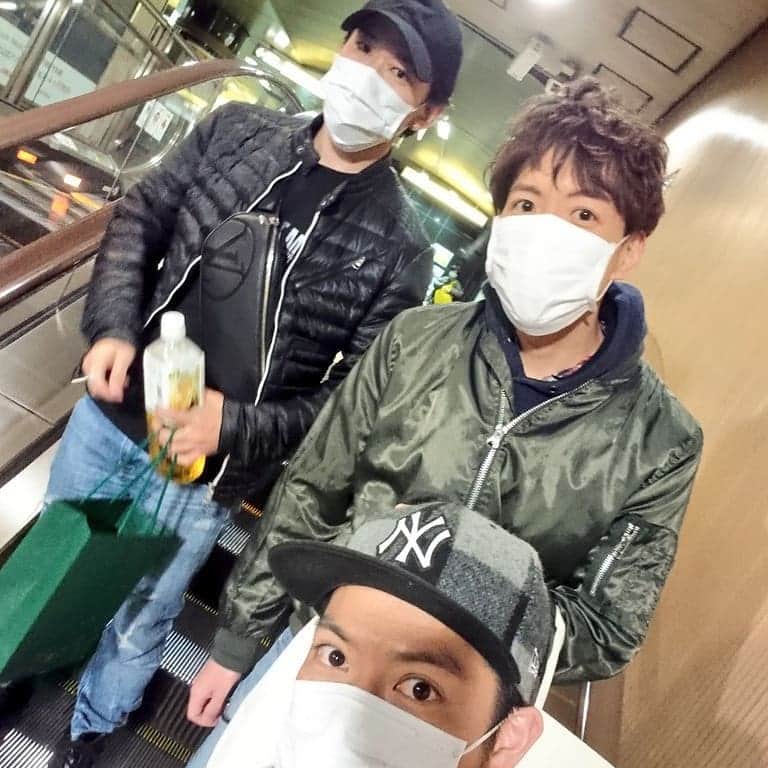 すずけんのインスタグラム：「ものまねジャニーズ軍団で帰りますー🎵」