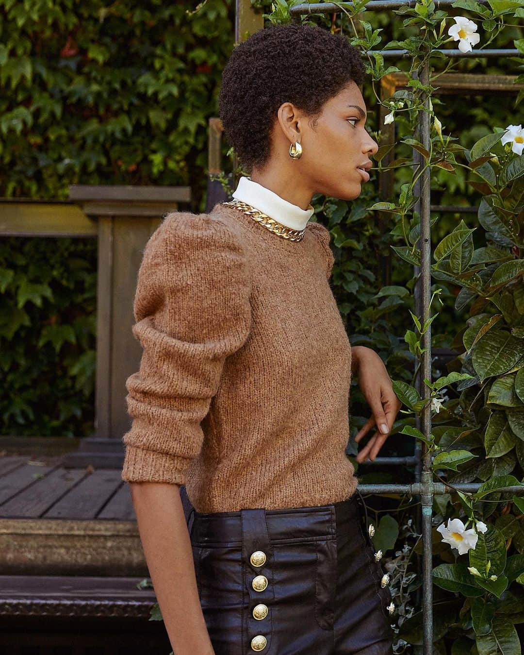 デレクラムのインスタグラム：「Colder weather calls for warmer tops. Shop our top-selling Locken Puff Sleeve Sweater now.」