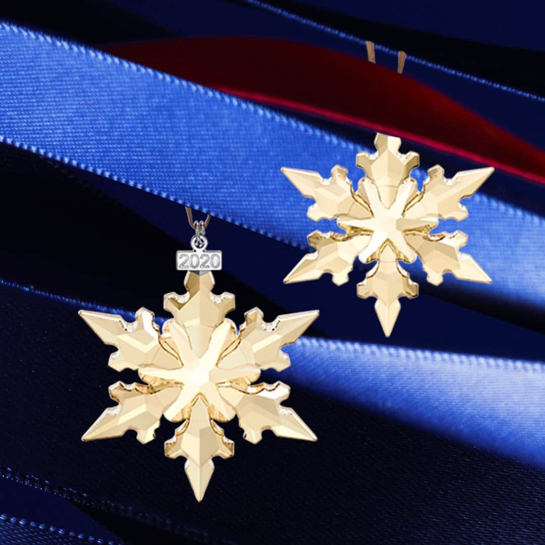 SWAROVSKIさんのインスタグラム写真 - (SWAROVSKIInstagram)「Add a festive touch to the holidays with the 2020 gold tone snowflake ornaments. #Swarovski125years」11月11日 23時06分 - swarovski