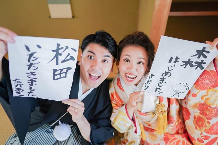 Choole 業界初、オンライン結婚式準備サービスさんのインスタグラム写真 - (Choole 業界初、オンライン結婚式準備サービスInstagram)「ブライダルフォト \家族全員参加！仲良しショット！👩👨👨‍🦰👩‍🦰🧑‍🦳👨‍🦳/ . 家族みんなで撮る前撮り写真📷 . こんな風にお写真を残す アイディア素敵ですよね✨ . 後からみんなで見返すのも盛り上がりそう♫ . 素敵なアイディアが詰まったお写真は @bumpdesign_yusuke_asada  ぜひ参考にしてみてくださいね🕊 . トキハナで結婚式場を選ぶと 式場提携先以外のお気に入りのカメラマンさんでの 撮影が可能に🌟 . 好きな雰囲気の写真を撮ってくれる カメラマンさんを選べると当日も安心😌 . お気に入りをたくさん集めた 自分だけの結婚式を🕊💕 ────────────────── トキハナの公式サイトでは 会場・ドレス・ヘアメイクなど たくさんのアイテムをご紹介👗👑 @tokihana_weddingからHPをチェック♡  トキハナでは、「ベストレート保証」「持ち込み自由」の特別な条件をクリアした式場だけをご紹介⛪ . 心から満足できる結婚式場が 厳選されているので安心です😊 . LINEやサロン、オンラインで元ウエディングプランナーに無料相談！ . 1分でカンタン結婚式場診断やスクショ診断🕊 いろんな診断はスワイプでQRからCheck▶︎▶︎▶︎ . ─────────────────── .  #ブライダルフォト#フォトウェディング#結婚式前撮り#後撮り#ウェディングフォト#ロケーションフォト#プレ花嫁さんと繋がりたい #花嫁準備 #フォトウェディング #卒花嫁さんとも繋がりたい #トキハナ　#ウェディングフォト#メッセージフォト」11月11日 23時08分 - tokihana_wedding