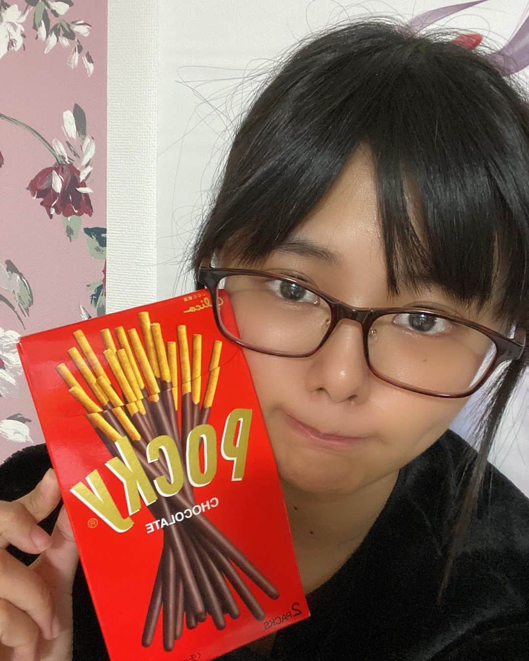 蒼山みことのインスタグラム：「11月11日の今日は、一応ポッキーの日なので、ポッキー食べる。   #newpost #photo #photography #ポッキー #ポッキーの日 #セルフィー #セルフィー女子 #自撮り #自撮り女子 #selfie #丸顔 #黒髪 #黒髪女子 #ミスid #ミスid2021 #タレント #グラビア #インスタグラビア #いいね #いいね返し #いいね返しは絶対 #lfl #l4l #likeforlikes #like4likes #instaphoto #instagood #follow #followｍe」