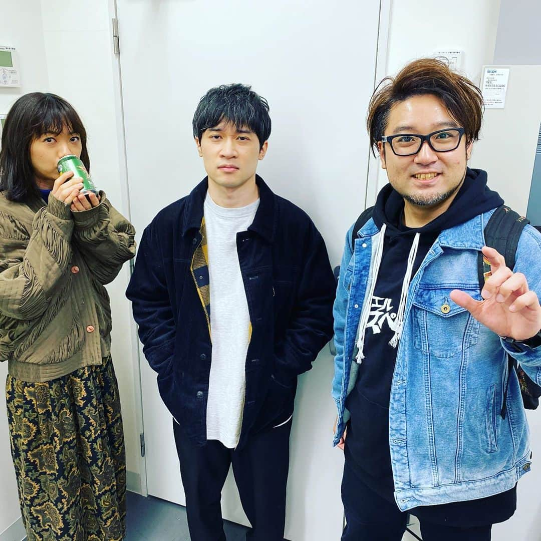 堀之内大介さんのインスタグラム写真 - (堀之内大介Instagram)「「LIVE IN LIVE～(IN YOUR) HOME PARTY～」そしてベボ部エクストラライブ、ありがとうございました！！！！ 皆さんのおかげで最高のバンド結成19周年ライブになりました🥁🦍 終演後(というか帰る間際)の一枚！ 今日も本当に皆さんのコメントも含めてグッとくる瞬間が多かった…グッとくることばかりでした。笑 感謝してもしきれないや…とても楽しかったです！！！ #BBB_IYHP #BBB_1111  #baseballbear #lil #liveinlive #liveinliveinyourhomemyhomeparty #dgpr #dgprecords #ベボ部 #dgpstore #19thanniversary」11月11日 23時19分 - horinouchi_bbb