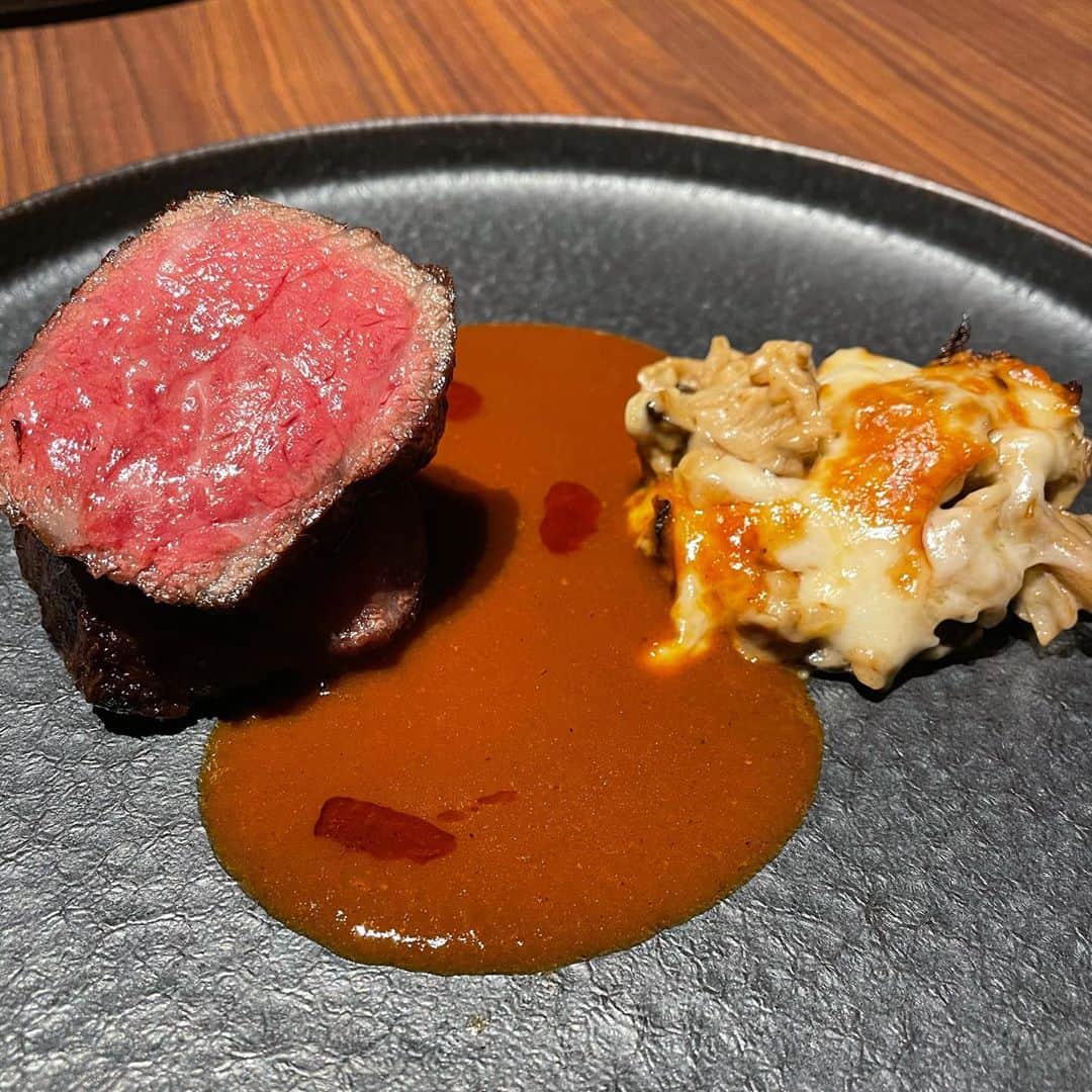 西代洋さんのインスタグラム写真 - (西代洋Instagram)「美味いンスタグラム♪  はちみつさん御夫妻に エグいとこ連れてって頂いた♪  中華やのに中華やない！ 中華やないのに中華！  常識を超える創作中華、、、  油っぽさなんて一つもなく めちゃめちゃ軽いのに 緻密に計算しつくされた味の結晶♪  食感も考えられていて 噛む音も料理のエッセンスにしてる♪  おぼろげに覚えてる説明 「そちらの２つの小さなボール状のものは、栗をペースト状にいてしまして、丸く固めて再構築いたしました。さらにそれを生チョコレートでコーティングしております」  あれは夢のなかやったんやろか♪ 途中からは美味いンスタグラム写真は放棄した♪  興奮して余韻だけて家まで5キロ程歩いて帰ってきた（笑）♪  #美味いンスタグラム #中華 #創作 #osaka #food #写真はほんの一部 #夫婦みずいらず  #にお邪魔させていただきました」11月11日 23時14分 - onikuchan0927