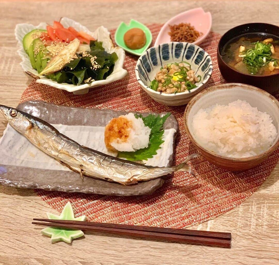 下田奈奈さんのインスタグラム写真 - (下田奈奈Instagram)「*﻿ 秋の和食ご飯🍂🍁﻿ ﻿ ﻿ ~~~~~~献立~~~~~~﻿ ✔︎秋刀魚の塩焼き﻿ ✔︎アボカドとトマトと生わかめの酢醤油﻿ ✔︎大根と油揚げのお味噌汁﻿ ✔︎納豆﻿ ✔︎ちりめん山椒、梅干し﻿ ~~~~~~~~~~~~~~~ ﻿ ﻿ ﻿ 大好きなさんまの塩焼き🐟💕﻿ ﻿ 醤油をかけた大根おろしと一緒に﻿ 食べるのが本当に至福です…👼﻿ ﻿ でも、さんまが収まる器がないので﻿ 毎回はみ出ちゃってます🤣🙌笑﻿ ﻿ ﻿ ﻿ お味噌汁は最近白味噌と赤味噌の3:1位の割合の ブレンドが美味しくてハマっています🤎﻿ ﻿ ﻿ ﻿ ﻿ #いつかの夕飯 #おうち時間 #和食ごはん #晩ご飯 #おうち定食 #おうちごはん #お家ご飯 #秋刀魚の塩焼き #納豆 #お味噌汁  #赤味噌と白味噌のブレンド #白味噌と赤味噌ブレンド #焼き魚 #デリスタグラム #デリスタグラマー #キッチングラム #さんまの塩焼き #秋刀魚 #秋ごはん #秋ご飯 #秋の和食 #ランチョンマット #francfranc #和食器 #ビストロ #奈奈メシ」11月11日 23時16分 - shimodanana