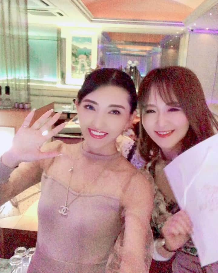 マキろんのインスタグラム：「駅前六本木からのajico🍸🎤💖✨ かほ🅿️、ゆんたろちゃん ほんとありがとう🙇‍♀️ 楽しく飲みに行ける場所あるの 本当嬉しい😆✨ 癒される❣️ ・ 毎週末だれかと飲む予定 入れてるから コロナ、風邪、インフル 一目惚れと、乱闘に 気をつけて飲みますね😭🙏 こんな時だから ご飯屋さんも飲み屋さんも 友達のところを応援する意味で 使うようにしてるよ💖  #山内智恵#マキろん#chieyamauchi#makiron #japanesegirl #キャバ嬢#岡山 #キャバクラ#岡山駅前六本木 #六本木#セントラルグループ#ajico #コロナ支援  #週末」