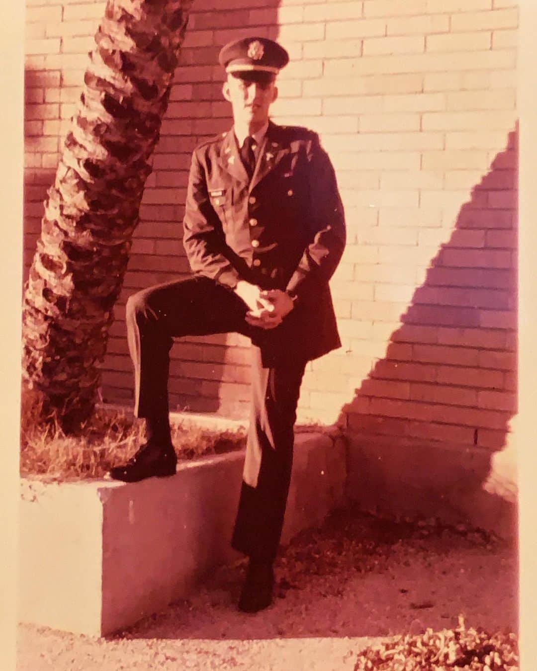 エミリー・スワローのインスタグラム：「This tall drink of water is one of the many veterans who have served to protect our freedoms.  Thank you, pops, and thanks to everyone who has so selflessly given to our country.  #happyveteransday🇺🇸 #army #LTCSwallow」