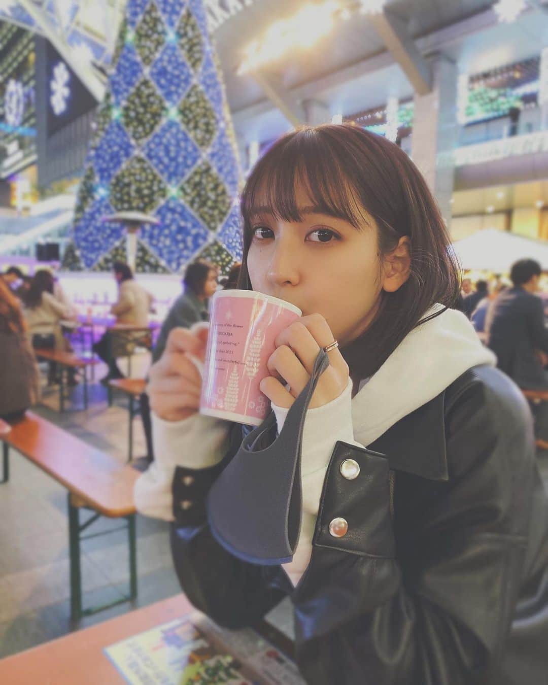 松岡菜摘のインスタグラム：「. . クリスマスマーケット はじまってた☺︎ . #博多駅 #クリスマスマーケット #hakata #chiristmasmarket  #hotwine」