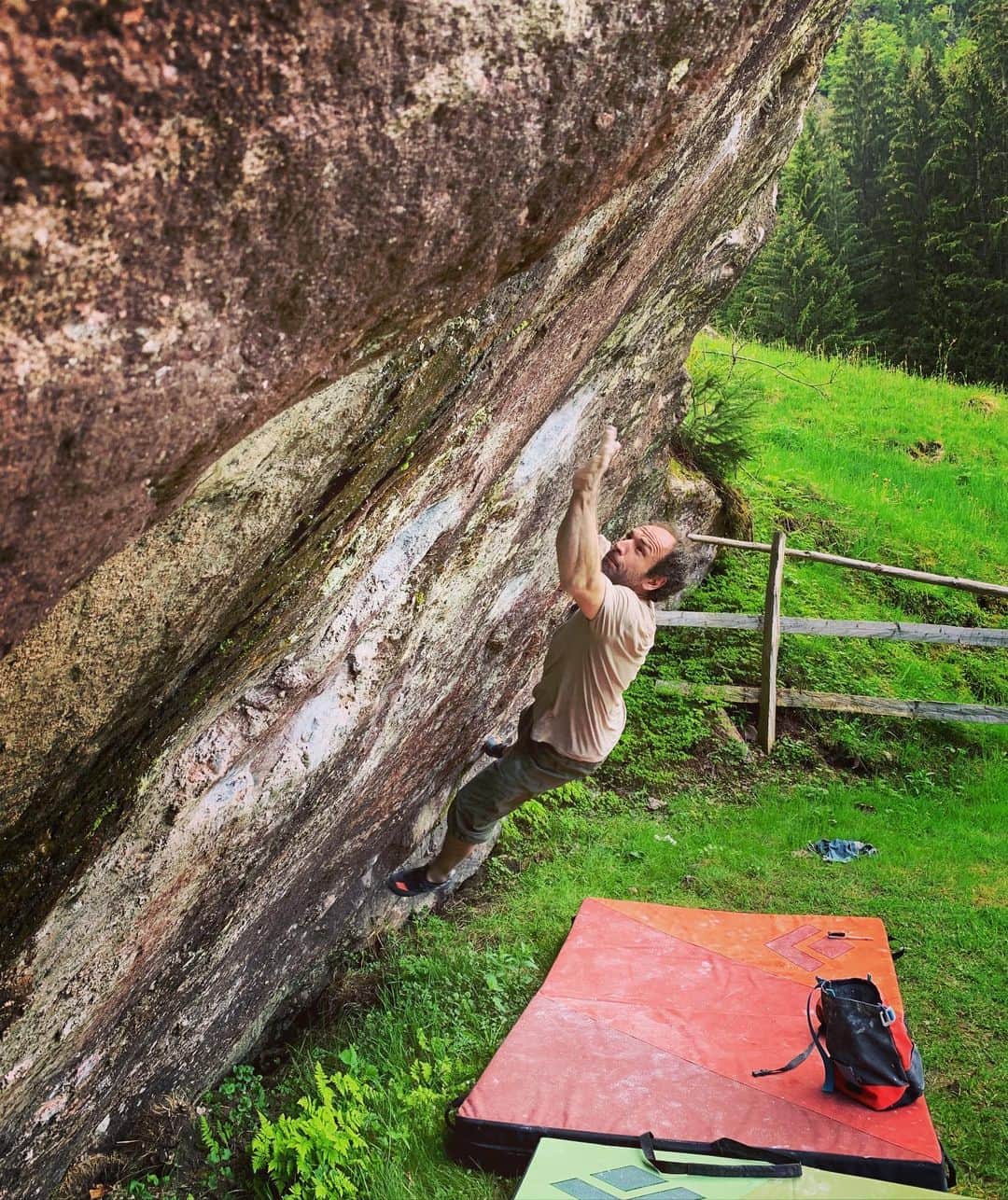 のインスタグラム：「Yesterday I was finally able to climb this beautiful hard traverse opened by Ronny Birchler, @swizzyron „Charon‘s Obolus, 8b“. Happy to have done it maybe just before they close the barrier for the season! #bouldering #bouldern #climbing #switzerland #murgtalbouldering」