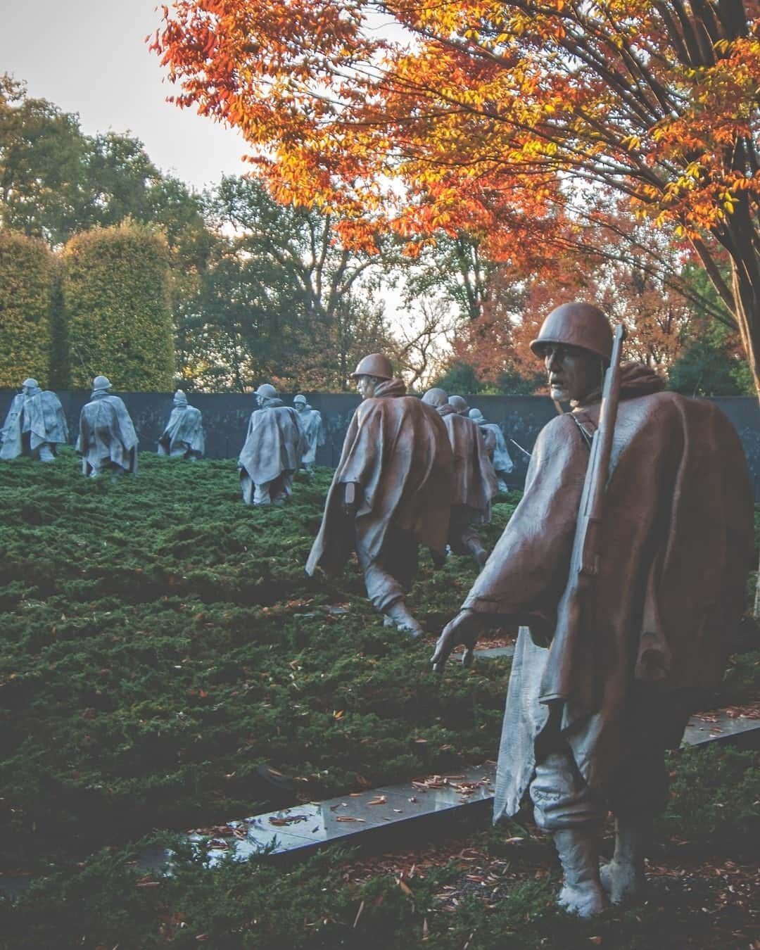 アメリカ内務省さんのインスタグラム写真 - (アメリカ内務省Instagram)「On Veterans Day, we say thank you to all the men and women who have served in our nation’s armed forces. Memorials across the country honor our brave veterans and make sure that we never forget their dedication and sacrifice. Photo of the Korean War Veterans Memorial on the National Mall and Memorial Parks in Washington, D.C. courtesy of Nathan Jones. #usinterior #VeteransDay」11月11日 23時30分 - usinterior