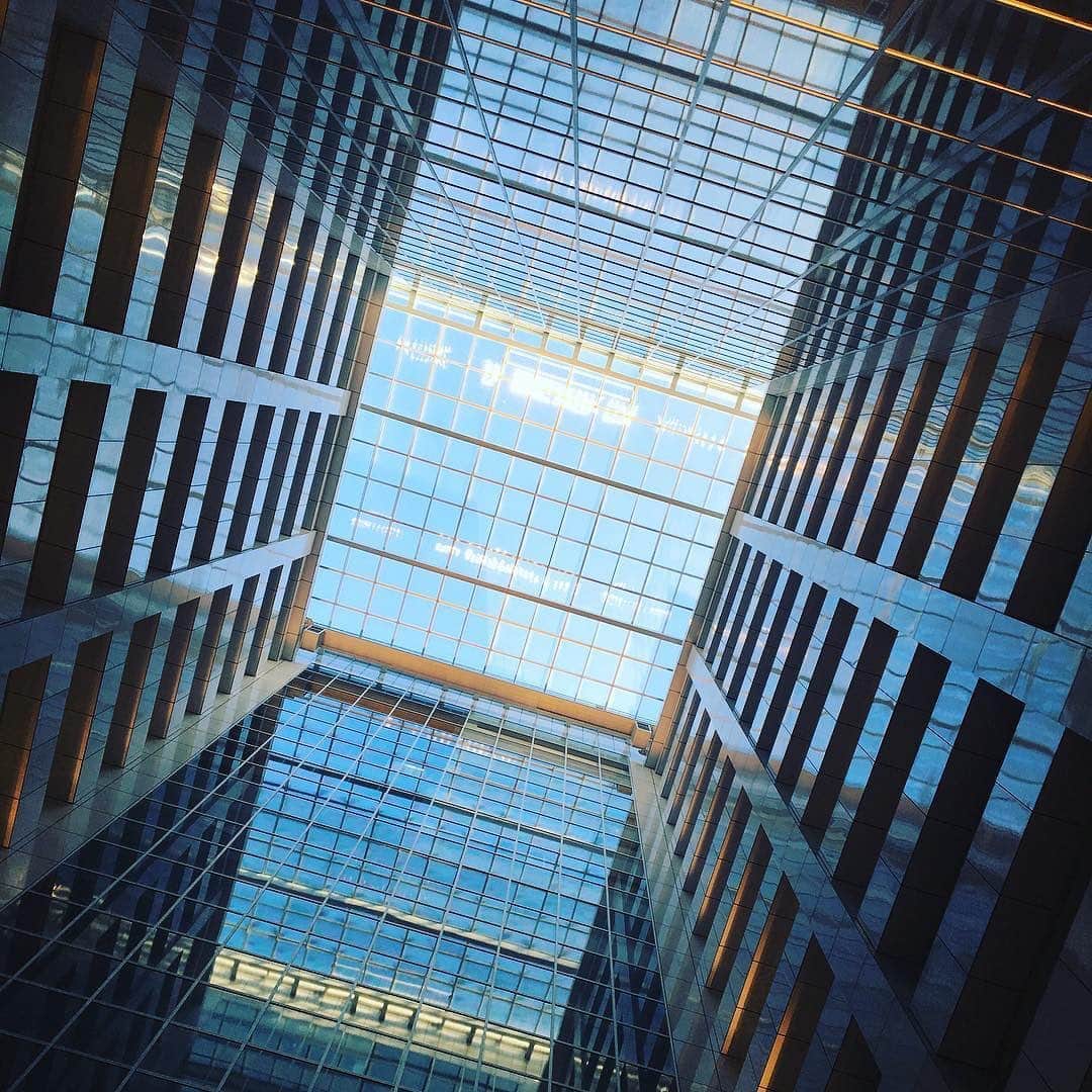 Promoting Tokyo Culture都庁文化振興部さんのインスタグラム写真 - (Promoting Tokyo Culture都庁文化振興部Instagram)「The sun shines into the atrium's glass ceiling high above, making for a pleasant space down below to spend time in.  吹き向けの先は空。大きな天窓から気持ちの良い光が差しこむ気持ちの良いデザインですね。  #tokyoartsandculture 📸: @tkahiro」11月11日 23時30分 - tokyoartsandculture