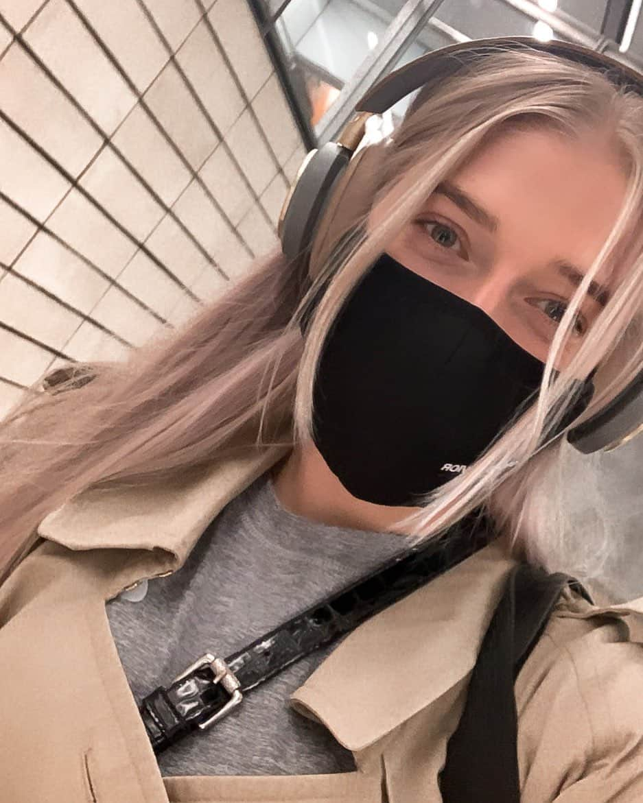 イダ・カーストフさんのインスタグラム写真 - (イダ・カーストフInstagram)「Not getting used to this 😷 • • #hateit #girl #facemask #facemaskselfie #selfie #selfietime #corona #covid_19」11月11日 23時32分 - idakkarstoft