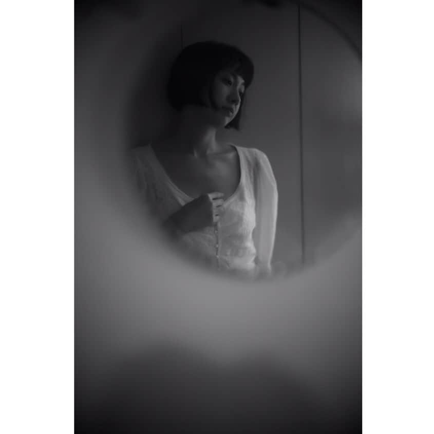 今村沙緒里のインスタグラム：「Photography by  Herbie Yamaguchi. わたしたちのロミオとジュリエット2020 今年はいろいろ大変だけど… 本当に大切なものも見えてきました。 大切なものを大切にしたい＊ #photography #photomovie #blackandwhite #creative #사진 #写真 #ハービー山口 #わたしたちのロミオとジュリエット2020」