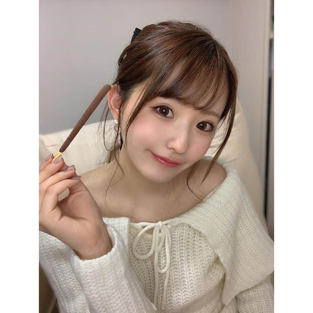 乙白さやかのインスタグラム：「こっちはお洋服着てるよ〜🐰🤍  #ポッキーの日 #プリッツの日 #自撮り #冬コーデ #可愛い #cute」