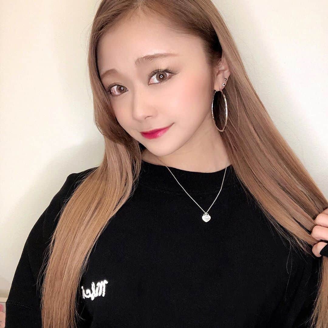 Monaのインスタグラム：「. . . エクステで増毛したから . 髪の毛いいかんじ。 . . . 今週の金曜日は . 六本木ZEUS GARDENにて . DJさせて頂くよ〜😊💕 . . . #DJ#femaledj#japan #japanesegirl #ヘアスタイル#エクステ #ヘアスタイル#ファッション #ロングヘア#ストレートヘア #イベント#クラブ#音楽」