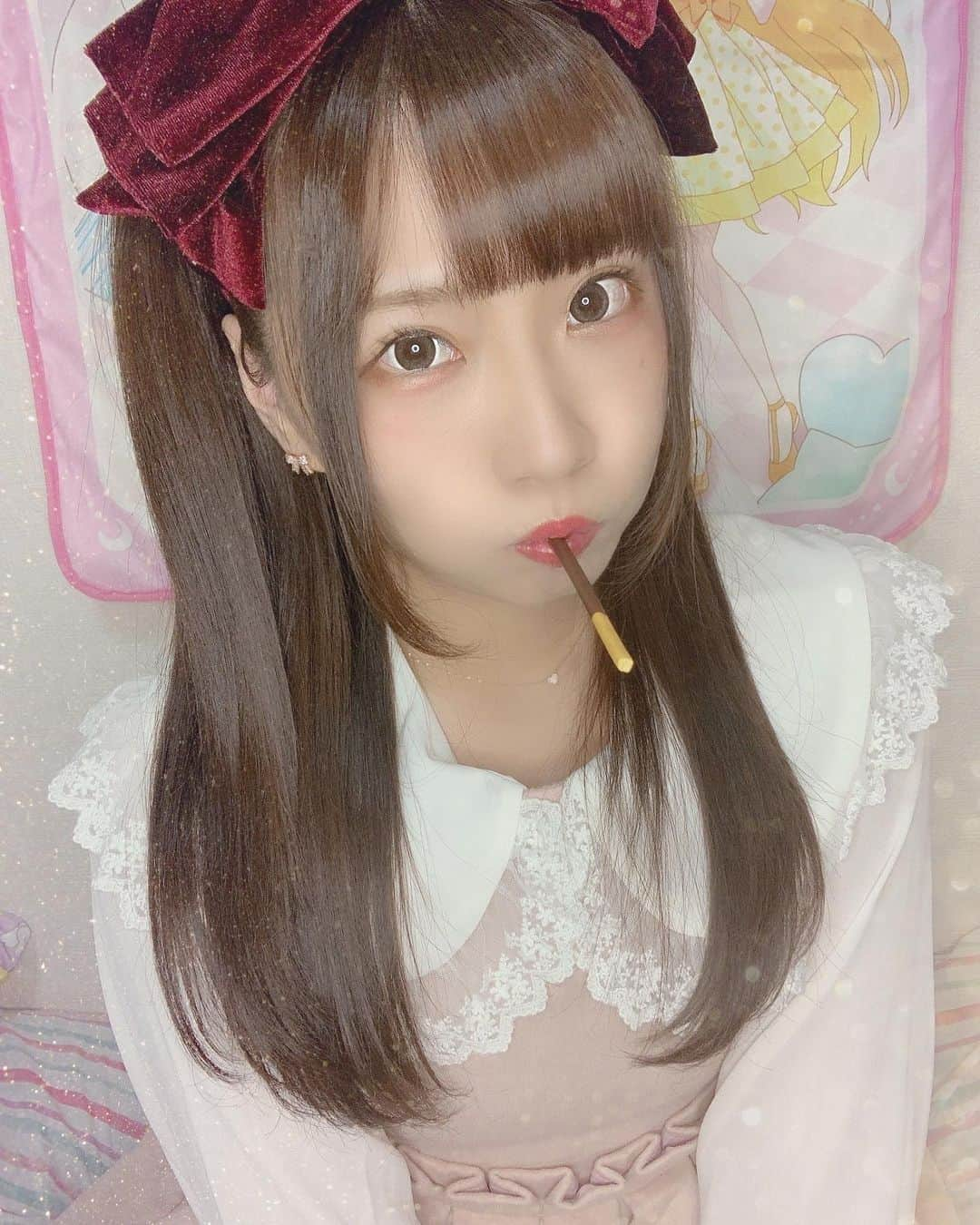 城崎ひまりさんのインスタグラム写真 - (城崎ひまりInstagram)「ポッキーの日🍫 普段から好きでよく食べる♥︎︎ . . . #ポッキーの日 #1111 #ポッキー #ポッキーゲーム #チョコ #お菓子 #swankiss #ribon #カチューシャ #girl #idol #code #frill #mocatokyo」11月11日 23時46分 - shirosakihimari