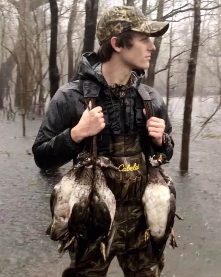 Dylan Dauzatのインスタグラム：「Made this little video for the hell of it lol Ready for waterfowl season this year with the boys 💪🏽🦆」