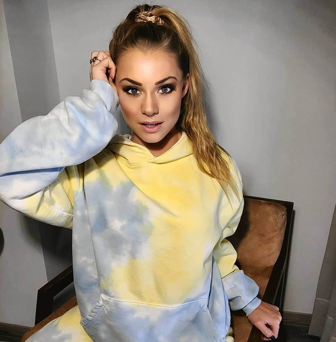 Nikki Leighさんのインスタグラム写真 - (Nikki LeighInstagram)「Whoever said cuddling is a waste of time never had the perfect set of sweats⚡🎨💕 PIC 1,2 or 3?!」11月11日 23時40分 - missnikkileigh