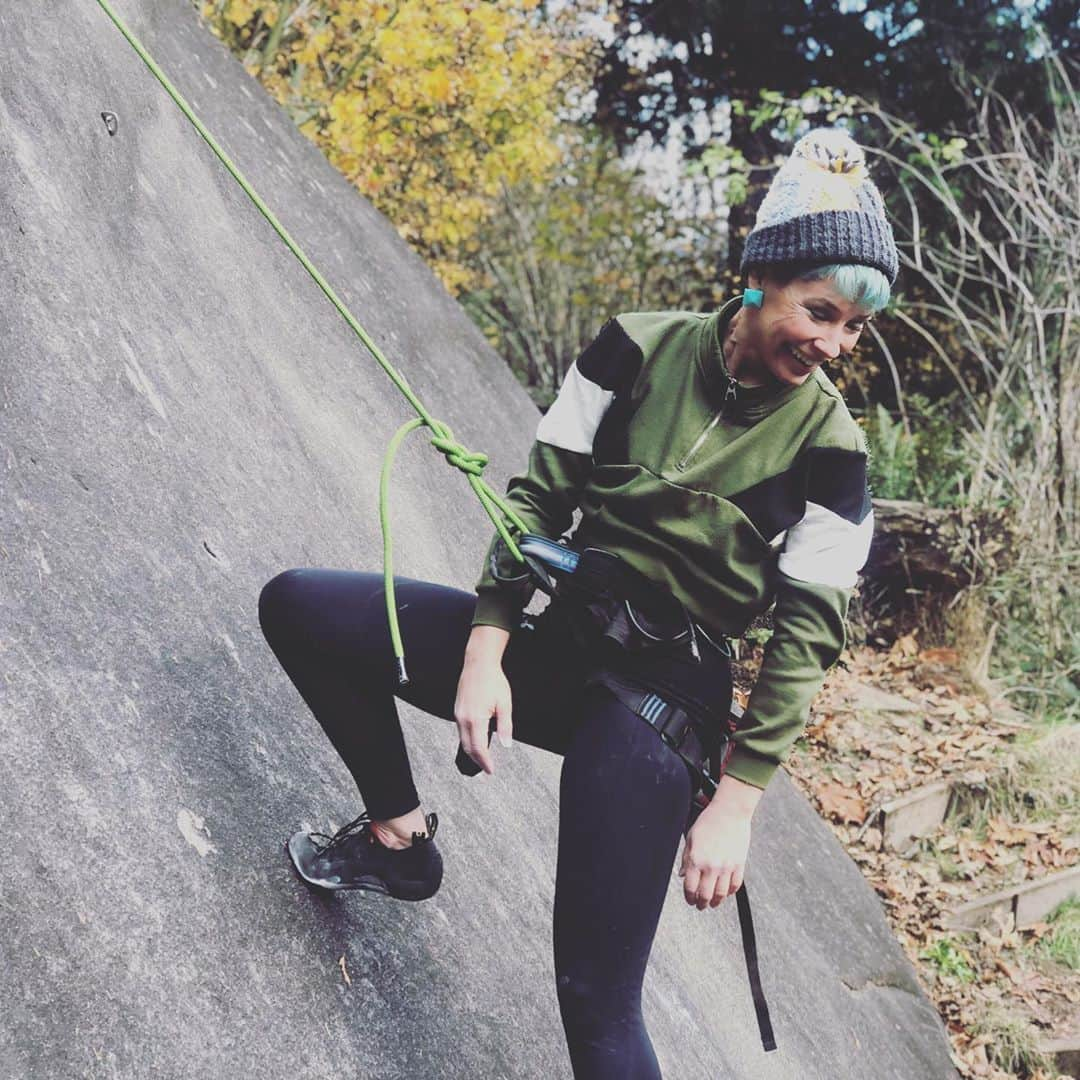 エヴァンジェリン・リリーさんのインスタグラム写真 - (エヴァンジェリン・リリーInstagram)「I forgot how much I love rock climbing.  #rockclimbing #rockclimbingwomen #purejoy 🤎」11月11日 23時43分 - evangelinelillyofficial