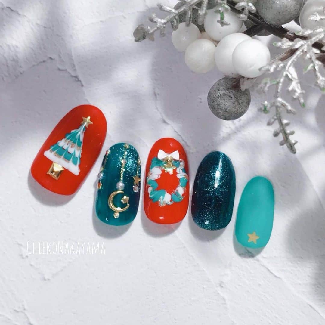 なかやまちえこのインスタグラム：「12/7 nailschool tricia ジェルアートレッスンはこちらのクリスマスネイルです🎄⠀ ⠀ 外部の方もご受講（有料）頂けますので、ぜひスクール（ @nailschooltricia ）までお問い合わせください☺️⠀⠀ ⠀ #nail #nails #nailart #ネイル #美甲 #ネイルアート  #japanesenailart #manucure #japanesenails #manicurist #gelnails #أظافر #네일아트 #미용 #vẽmóng #ngườiđẹp  #เพ้นท์เล็บ #искусствоногтя #artedeuñas #เพ้นท์เล็บเจล #ジェルネイルデザイン #ネイルデザイン #senikuku #nagelkunst #マグネットネイル #マグネットジェル #magneticnails #クリスマスネイル #xmasnails  #christmasnails  ⠀」