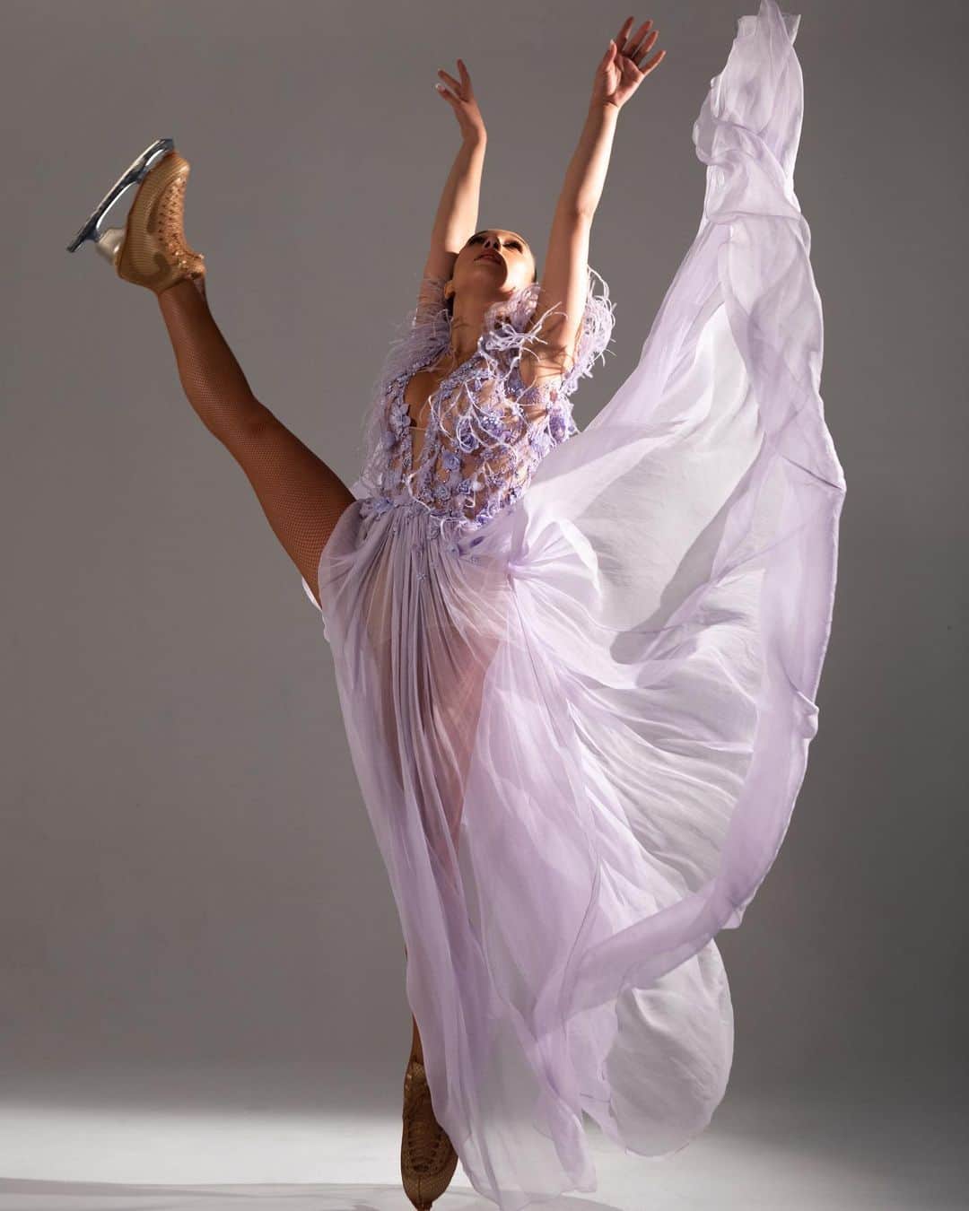 ローラ・エスブラのインスタグラム：「Les plus belles robes sont portées pour être retirées... 🦋 @stagemotionparis @johnwilsonblades」