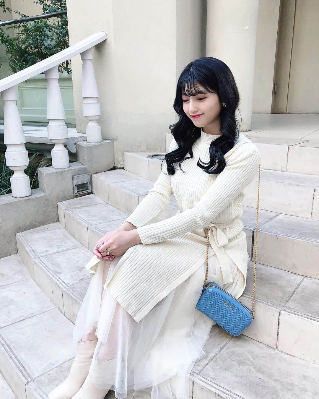 のインスタグラム：「. . 暗髪好評で嬉しいっ🪂 . コーデのアクセントにmiumiuのポシェットをプラスしたよ🥛🥣 . #miumiu #miumiubag」