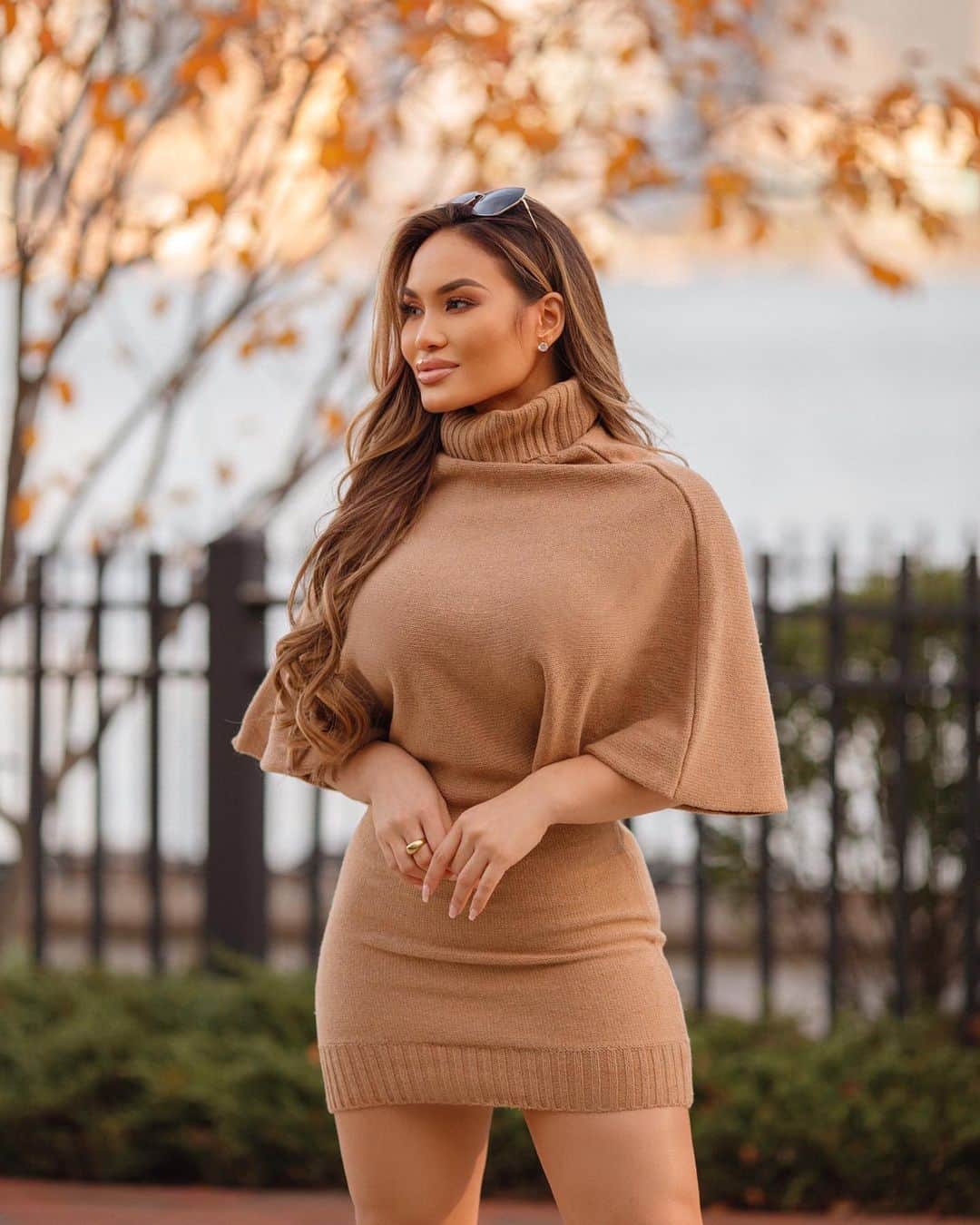 ダフネ・ジョイのインスタグラム：「Enjoy ur day ✨ @fashionnova has us all ready for cute sweater weather ✨ fashionnovapartner」