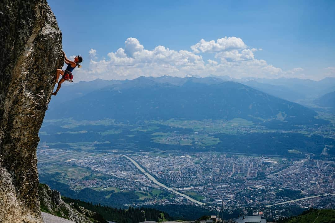 カタリーナ・ザーヴァインさんのインスタグラム写真 - (カタリーナ・ザーヴァインInstagram)「If you look close enough, you can see about my whole life in that photo...  📸 @simschoe  #innsbruck #hometown #panorama」11月11日 23時52分 - katha_saurwein