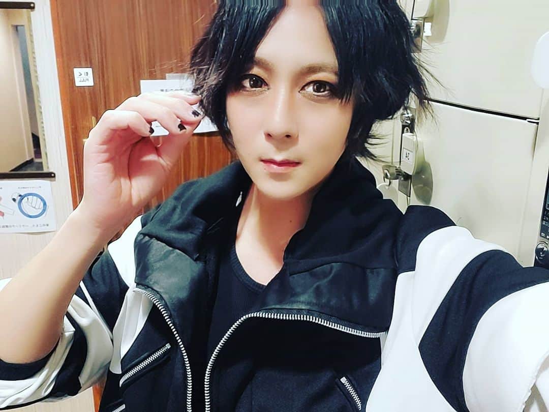 塩原康孝のインスタグラム：「明日も生きよう」