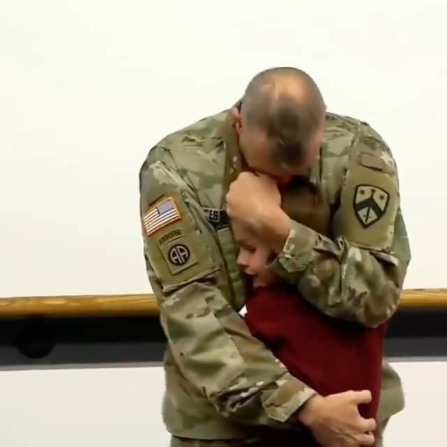 レイチェル・ゾーのインスタグラム：「Thinking about all of the extraordinary men and women serving our country  who are willing to make the ultimate sacrifice of living away from your families and loved ones.  I thank you, I honor you and have endless gratitude for your service today and everyday. You are our real life #heroes 🙏🏻 #veteransday ❤️🤍💙🇺🇸」