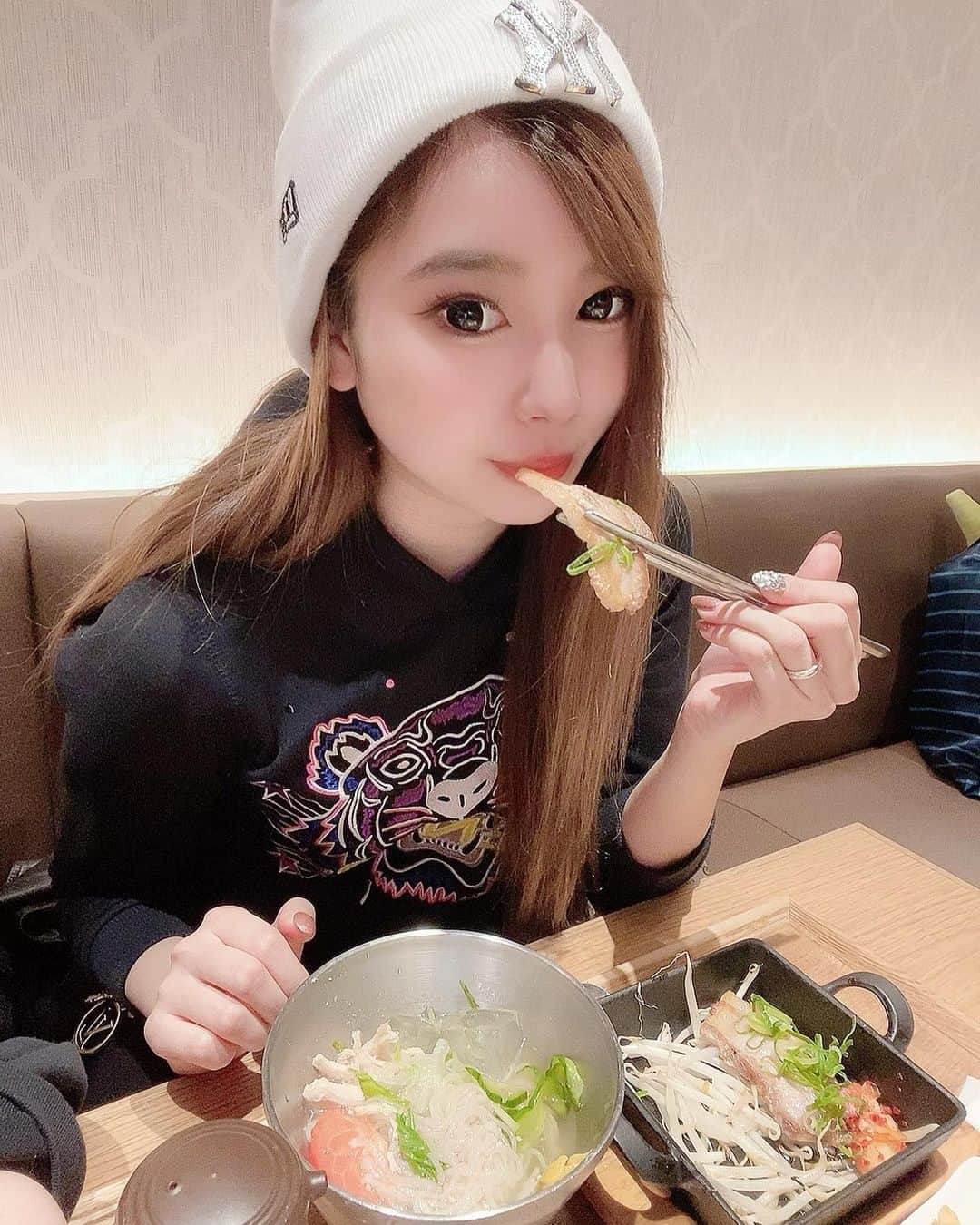 嶋谷愛（あいちゅん）のインスタグラム：「. 맛있는~🤭♡♡ . . . #韓美膳 #サムギョプサル #韓国料理 #梅田グルメ #ny #kenzo #l4l #❤」