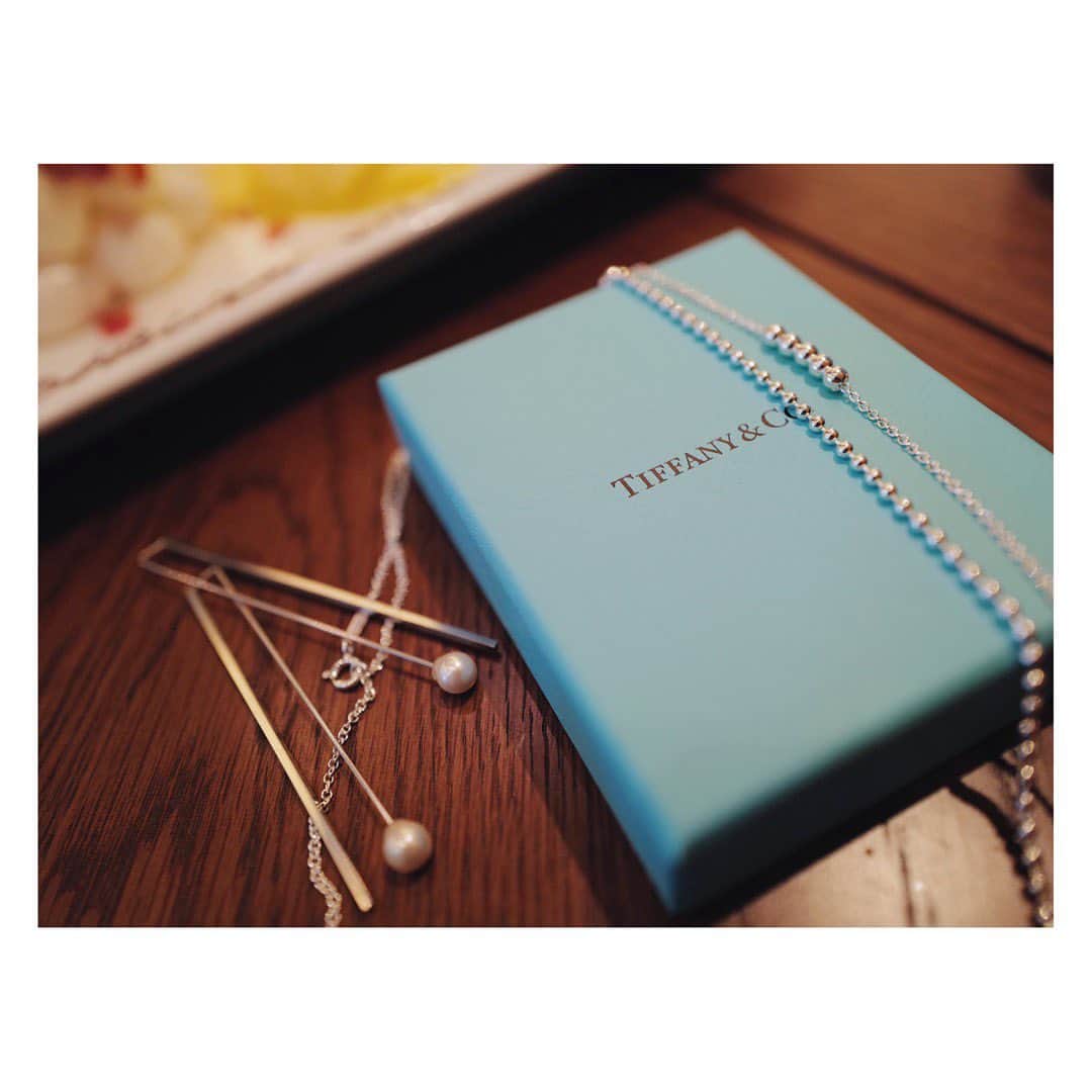 のインスタグラム：「みんなからもらったプレゼント🎁 Tiffanyのネックレス❤︎ 素敵なお花と共に💐 嬉しすぎる✨ ありがとう✨✨  と、オーダーしていたゆりっちの@lilys_brand のピアスは 何度か落としてしまっているのだけど その度にまた買い直すっていう 相当なお気に入り😍  Thank you sooooo much!!!!  #tiffany #necklace #accessory #ティファニー #ネックレス #アクセサリー #lilysbrand #pierce #ピアス #silver #シルバー　#thankyou #最後は撮ってたらなんか肩から出てきたやつ😂」