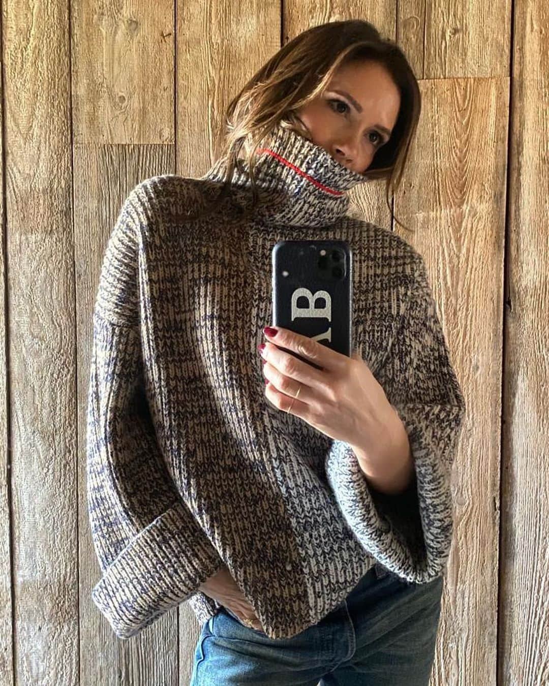 ヴィクトリアベッカムさんのインスタグラム写真 - (ヴィクトリアベッカムInstagram)「Another day working from home, another great #VVB knit! 🧶」11月12日 0時03分 - victoriabeckham