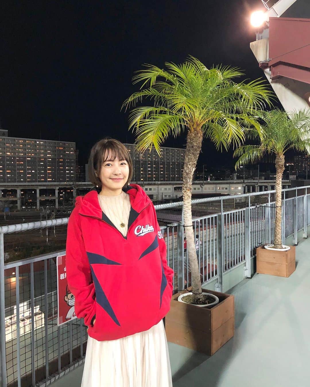 うえむらちかのインスタグラム：「本日で広島東洋カープの2020年シーズン﻿ 全日程が終了しました⚾️﻿ ﻿ マツダスタジアムで撮った今季の写真を観ながら振り返ると…﻿ 今年は新型コロナウィルスの影響で開幕するかどうかも不安な幕開けでしたが﻿ 最後までみんなで力を合わせ﻿ 応援することが出来て﻿ プロ野球ファンの絆を感じた﻿ シーズンになりました❣️﻿ ﻿ カープファンとしては悔しい年にはなりましたが﻿ 5年連続3割を達成した鈴木誠也選手﻿ シーズン無失策という偉業を成し遂げた菊池涼介選手﻿ チームを引っ張り最後まで新人王争いで魅せてくれた森下投手﻿ ﻿ 改めておめでとうと﻿ 感謝を伝えたいと思います🙏✨﻿  来季は笑顔いっぱいのシーズンになるように リベンジしましょう❣️ ﻿ ﻿ 写真に載ってるカープのフリースは﻿ carpと見せかけてchikaになってるの﻿ 気付きましたか？😍﻿ ﻿ 寒いこの季節に大活躍でした✨﻿ ﻿ 2020.11.11﻿ ﻿ #carp #マツダスタジアム﻿ #カープ #プロ野球2020﻿ #カープ女子 #野球女子」