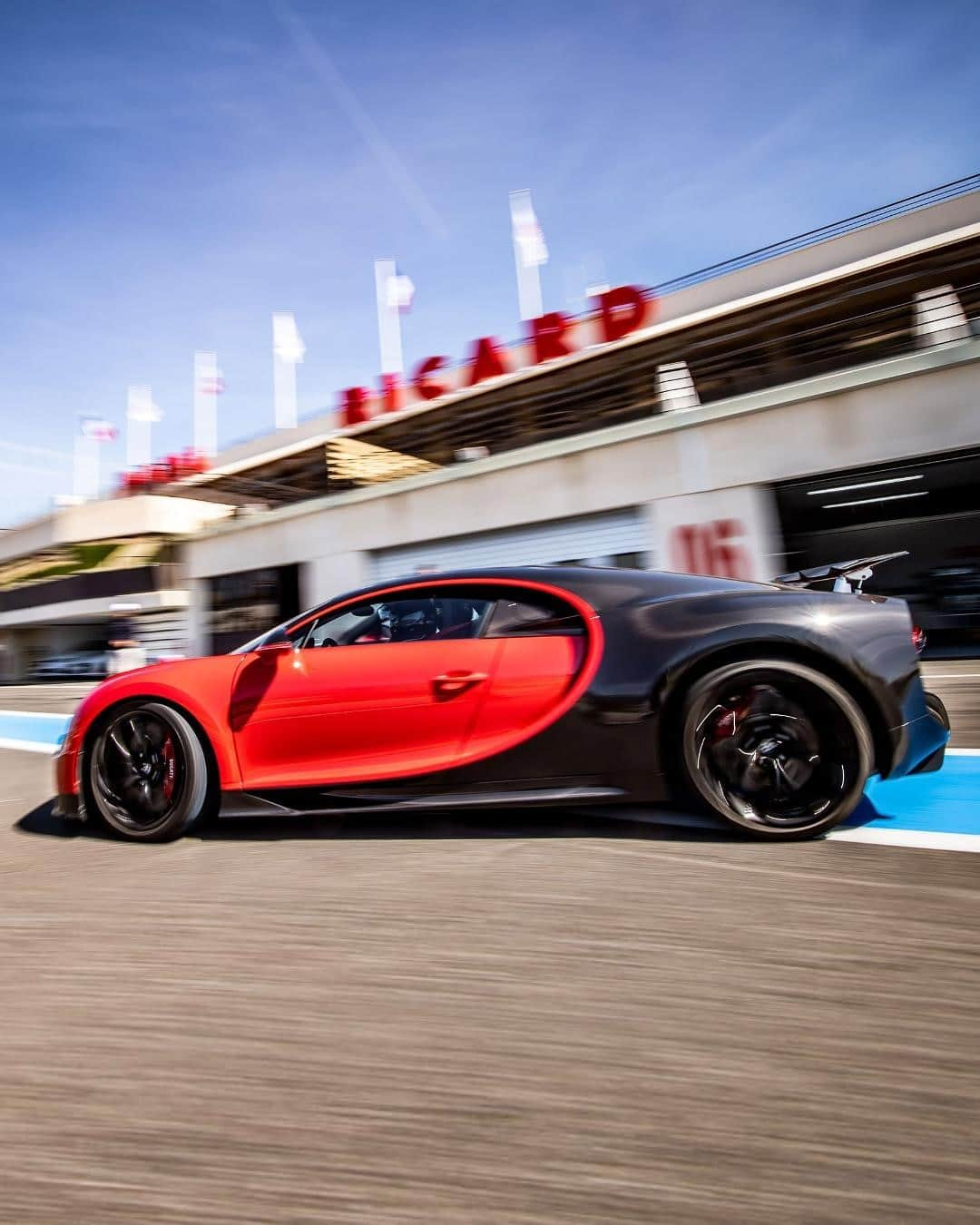 ブガッティさんのインスタグラム写真 - (ブガッティInstagram)「The BUGATTI Chiron Sport on the Paul Ricard circuit. Power and passion wrapped in one fiery package.   #BUGATTI #BUGATTIChironSport #CHIRONSport  - Fuel consumption, l/100km: 36.7 in urban areas / 15.8 in extra urban areas / 23.5 combined; combined CO2 emissions g/km: 553; efficiency class: G」11月12日 0時00分 - bugatti