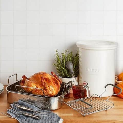 HGTVさんのインスタグラム写真 - (HGTVInstagram)「Thanksgiving is just two weeks away! 🦃 But the good news is that leaves plenty of time to stock your kitchen with Turkey Day cooking essentials. 🍽⁠ ⁠ We found some serious steals on everything from serveware with autumnal motifs to countertop appliances. Head to the link in our profile to shop this turkey roaster and more from Bed Bath & Beyond's Pre-Thanksgiving sale. 🔝🛍⁠ ⁠ #shopping #thanksgiving #cooking #holidays」11月12日 0時02分 - hgtv
