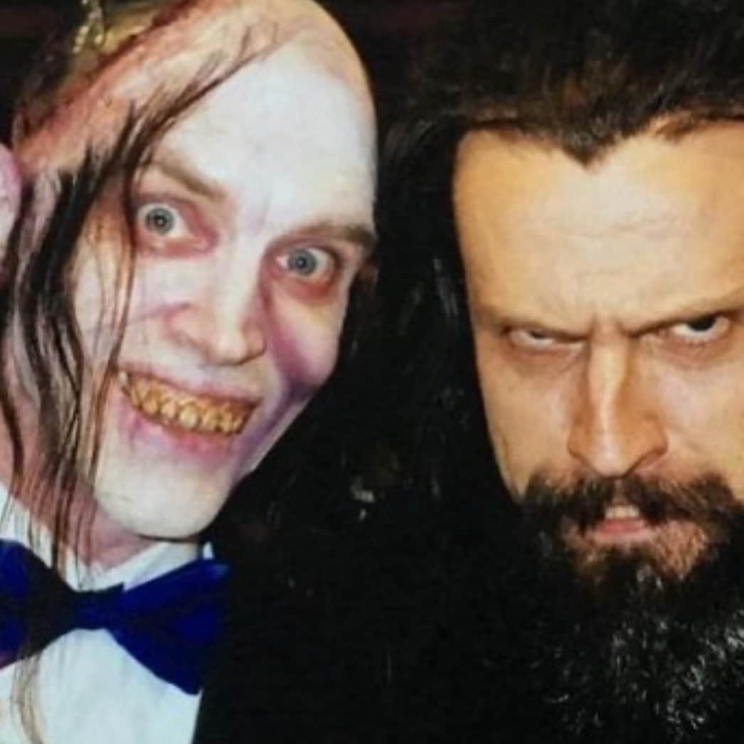 ロブ・ゾンビのインスタグラム：「Happy Birthday to this crazy guy @choptopmoseley ! This pic is from the first time we met at Universal Studios back in 1999. If we only knew the crazy times ahead, but considering this picture I guess we had some clue. 👍🏼 #happybirthday 🎉☠️🎂⚰️🎁💀#billmoseley #robzombie」