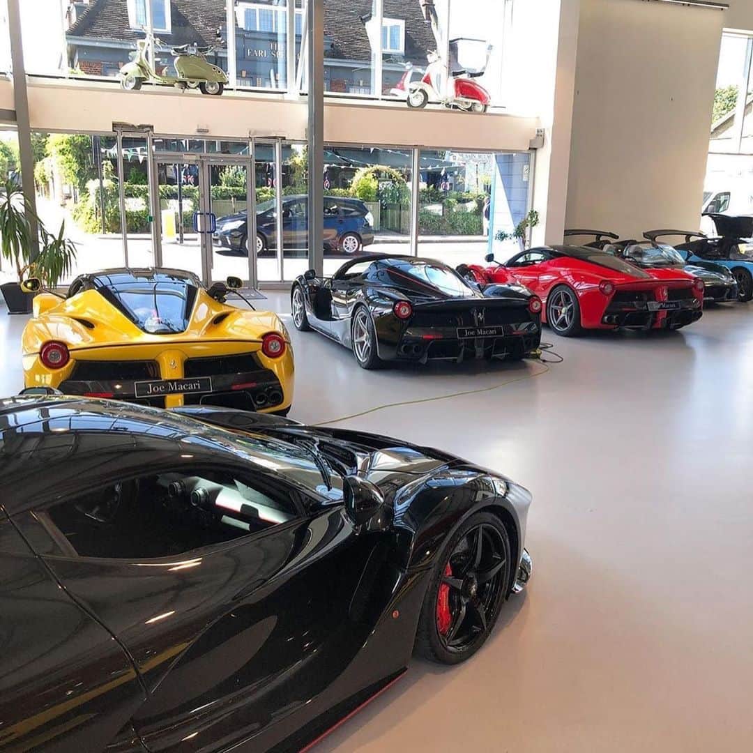 CARLiFESTYLEさんのインスタグラム写真 - (CARLiFESTYLEInstagram)「Which color LaFerrari would you pick? Photo by @scootsupercars #carlifestyle」11月12日 0時05分 - carlifestyle