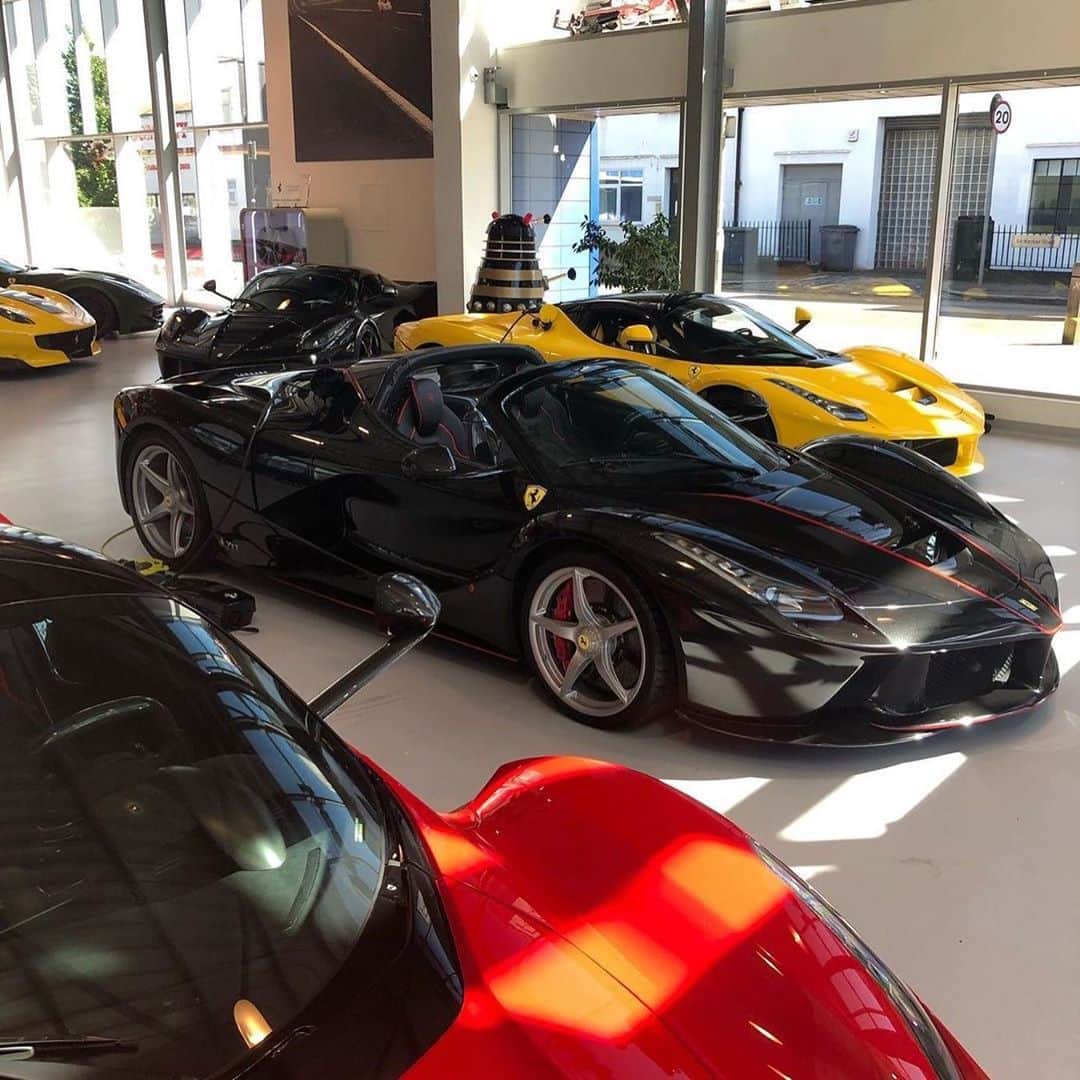 CARLiFESTYLEさんのインスタグラム写真 - (CARLiFESTYLEInstagram)「Which color LaFerrari would you pick? Photo by @scootsupercars #carlifestyle」11月12日 0時05分 - carlifestyle