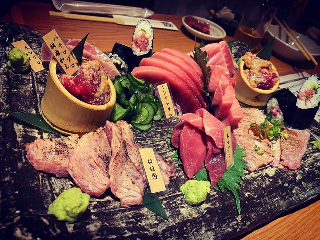 のインスタグラム：「先日、銀座のマグロ食堂魚金で家族と食事をしてきました(｡･ω･｡)🐟 豪快なマグロ盛り！大きな椎茸！そしてデザートのほうじ茶ババロア！コレ、絶品でした。 他にも沢山頂きましたが、いつも写真を撮り忘れてしまいます、、👴🏻  マグロ食堂銀座店は、魚金社員・アルバイト対象の社割があるんです！ スタッフ皆、毎日忙しいとは思いますが、家族と、友だちと、お休みが合えばスタッフ同士でも、楽しいひと時を🕊🕊 ごちそうさまでした！  #魚金 #マグロ食堂 #銀座 #社割 #ありがとう #家族時間 #銀座グルメ」
