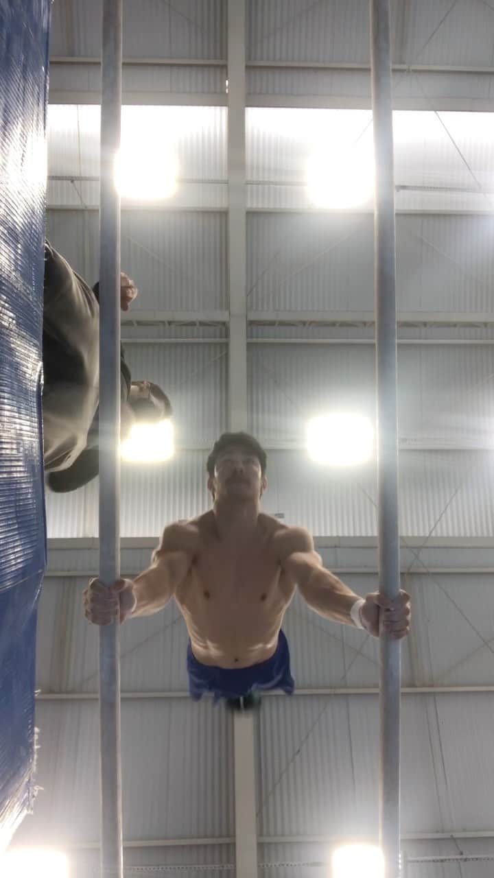 アルトゥール・オヤカワ・マリアノのインスタグラム：「A visão por outro ângulo 😅 De volta pros básicos, um dia de cada vez 🙏🏻 @cris_gym_coach  . . .  #EsporteClubePinheiros #ComitêOlimpicoBrasileiro #COB #Caixa #Cbg #BolsaPodio  #ForçasNoEsporte #Cda #Petrobras #TimePetrobras #Aminovital #TimeAjinomoto @ecpinheiros @cbginastica @petrobras @aminovitalbrasil @caixa @cda」