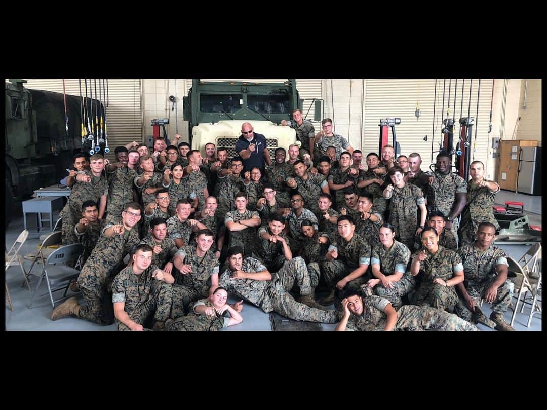 ビル・ゴールドバーグのインスタグラム：「#happyveteransday Throughout my career I’ve been extremely fortunate to be able to personally thank a large portion of our military for the outstanding job they’ve done, and continue to do. No words can express our gratitude towards our veterans, but please make sure you positively reinforce our appreciation by thanking anyone and everyone wearing a uniform 👊. #forevergrateful #thankyouforyourservice @usarmy @usnavy @usairforce @usmarinecorps @uscg  #firstresponders #veterans #spear #jackhammer #whosnext @dodgeofficial @wwe @speedkore01 @gearheadfabrications @metrongarage @goldbergsgarage 🇺🇸🙏」