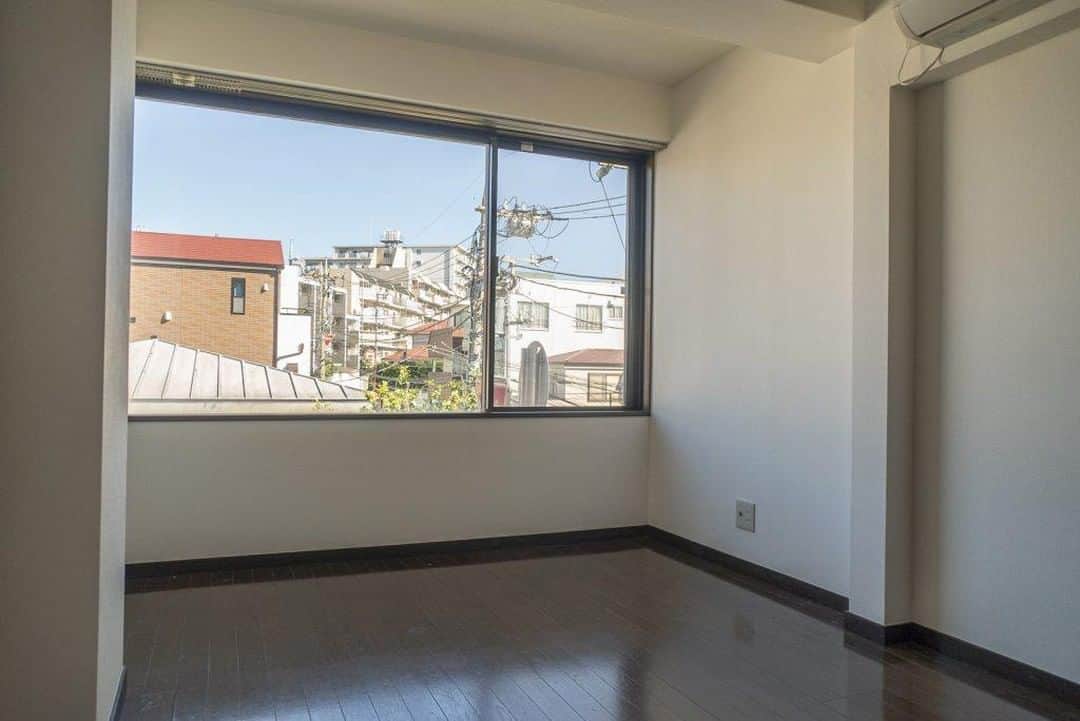 せたがやクラソンのインスタグラム：「『食堂近くの窓の部屋。 246』﻿ ﻿ ・東急田園都市線用賀駅 徒歩8分 ・7万円・18.55㎡・1K ___________________________________________________________________﻿  三軒茶屋を観音通りを通って徒歩9分。 お部屋のすぐ近くにあるのは「下２食堂」さん。 おひとりさまからご家族まで入りやすい食堂です。 かわいらしい外観にぴったりな雰囲気。 近くにゆっくりおいしいご飯が食べられるお店があるのが確実です！  お部屋は18.55㎡の1K。 コンパクトなキッチンとユニットバス。 一人暮らしには十分かな。  北向きのお部屋ではありますが、一面がどんと窓。 なので日中は電気を付けなくても生活できるくらいの明るさはあります。  室内も濃いめのフローリングでメンズな印象。（個人的にね） 外観のスッキリとした感じを見ていても男性にいいんじゃないかな〜と思いましたよ。  お家賃も立地のわりにリーズナブル。 三茶が気になっている方、狙い目です！  ▼この物件の詳細、﻿ そのほかのお部屋はプロフィールのリンクから﻿ @setagayakurasson﻿ ___________________________________________________________________﻿ ﻿ 「オンラインでお部屋探し」スタートしました！ ご相談お待ちしております。 ﻿ ﻿https://setagayakurasson.com/online _____________________________________________________________________﻿ ﻿ #せたがやクラソン #せたがやンソン #賃貸 #お部屋探し #オンラインお部屋探し #引っ越し #内見 #部屋 #ワンルーム #ひとり暮らし #ふたり暮らし #好きな街 #暮らしを楽しむ #キッチン #家具 #世田谷 #賃貸インテリア #リノベーション #コンシェルジュ #世田谷のお部屋探し  #田園都市線 #世田谷線 #三軒茶屋 #三茶 #暮らしを楽しむ #一面がどんと窓 #かわいらしい外観 #窓の家 #食堂近く #おいしいご飯」