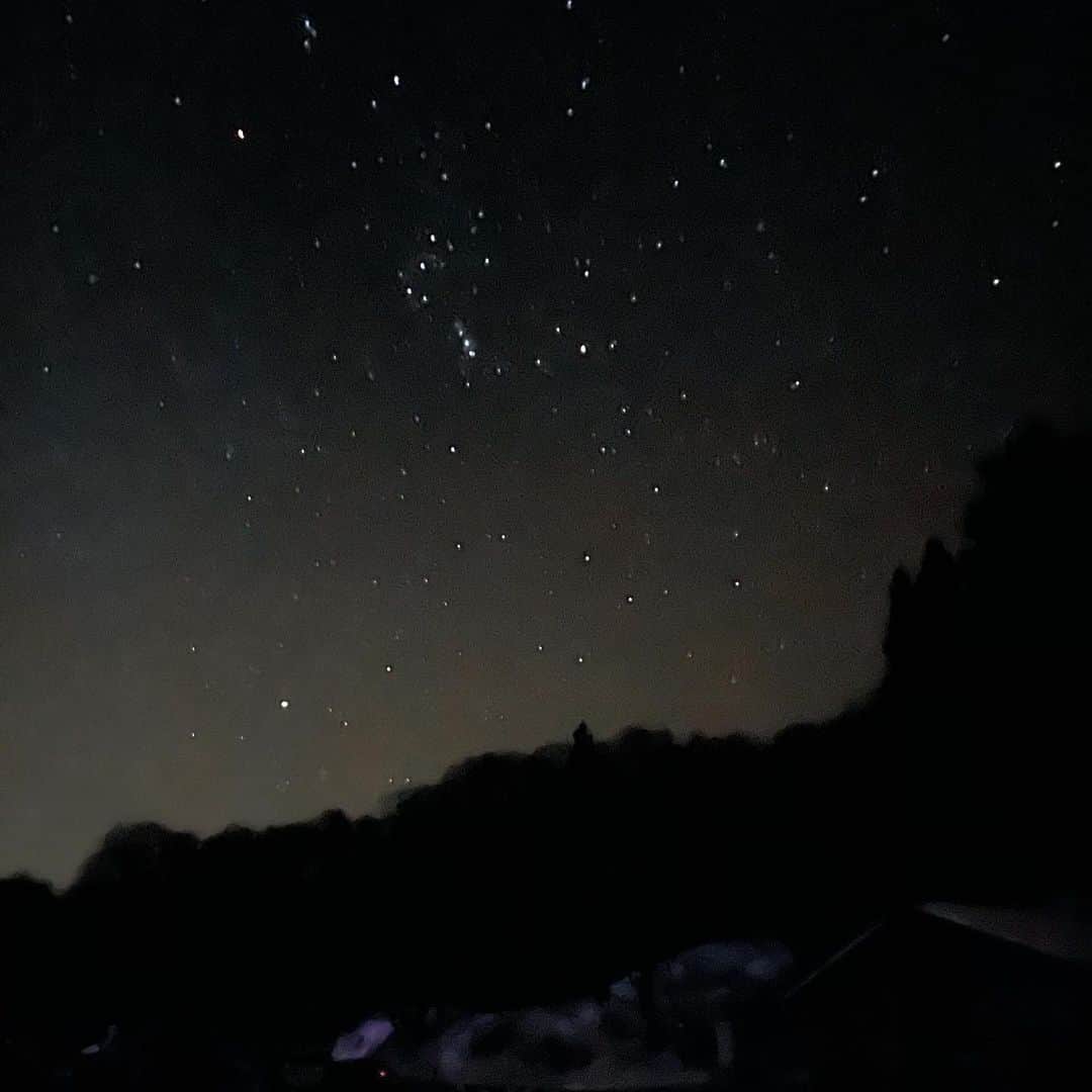 林信行さんのインスタグラム写真 - (林信行Instagram)「#iPhone12ProMax keeps surprising me.  All these photos are shot handheld (10sec night mode). Silly me forgot to bring tripod 😩　#shotoniPhone12ProMax   #iPhone12ProMax への驚きが止まらない。そして三脚持ってこなかったことをこれほど後悔したことない。すべて手持ちナイトモード10秒で息を止めて撮影。 One of the #denebStories  at #tsutaonsenryokan #Aomori  #蔦温泉旅館  真っ暗な沼に向かう途中、旅館の前で星を見ていた女性2人と話になり、結局、その母娘と一緒に再びの沼へ。何かあったら責任重大と心配してたけど、仙台在住の人で雪歩きは慣れたものだった。ものすごく感動してくれてこちらも嬉しかった😉」11月12日 0時11分 - nobihaya