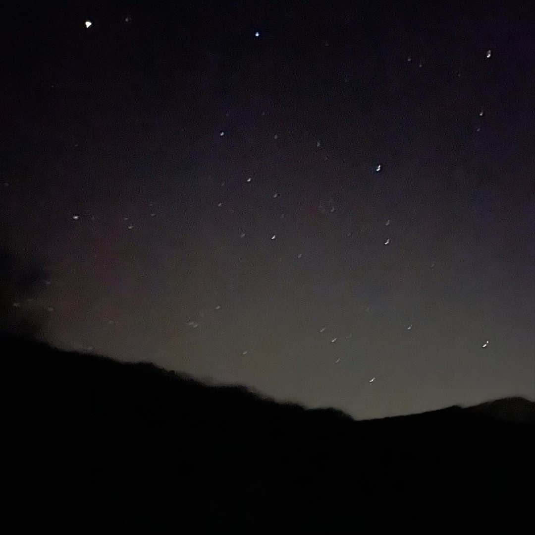 林信行さんのインスタグラム写真 - (林信行Instagram)「#iPhone12ProMax keeps surprising me.  All these photos are shot handheld (10sec night mode). Silly me forgot to bring tripod 😩　#shotoniPhone12ProMax   #iPhone12ProMax への驚きが止まらない。そして三脚持ってこなかったことをこれほど後悔したことない。すべて手持ちナイトモード10秒で息を止めて撮影。 One of the #denebStories  at #tsutaonsenryokan #Aomori  #蔦温泉旅館  真っ暗な沼に向かう途中、旅館の前で星を見ていた女性2人と話になり、結局、その母娘と一緒に再びの沼へ。何かあったら責任重大と心配してたけど、仙台在住の人で雪歩きは慣れたものだった。ものすごく感動してくれてこちらも嬉しかった😉」11月12日 0時11分 - nobihaya